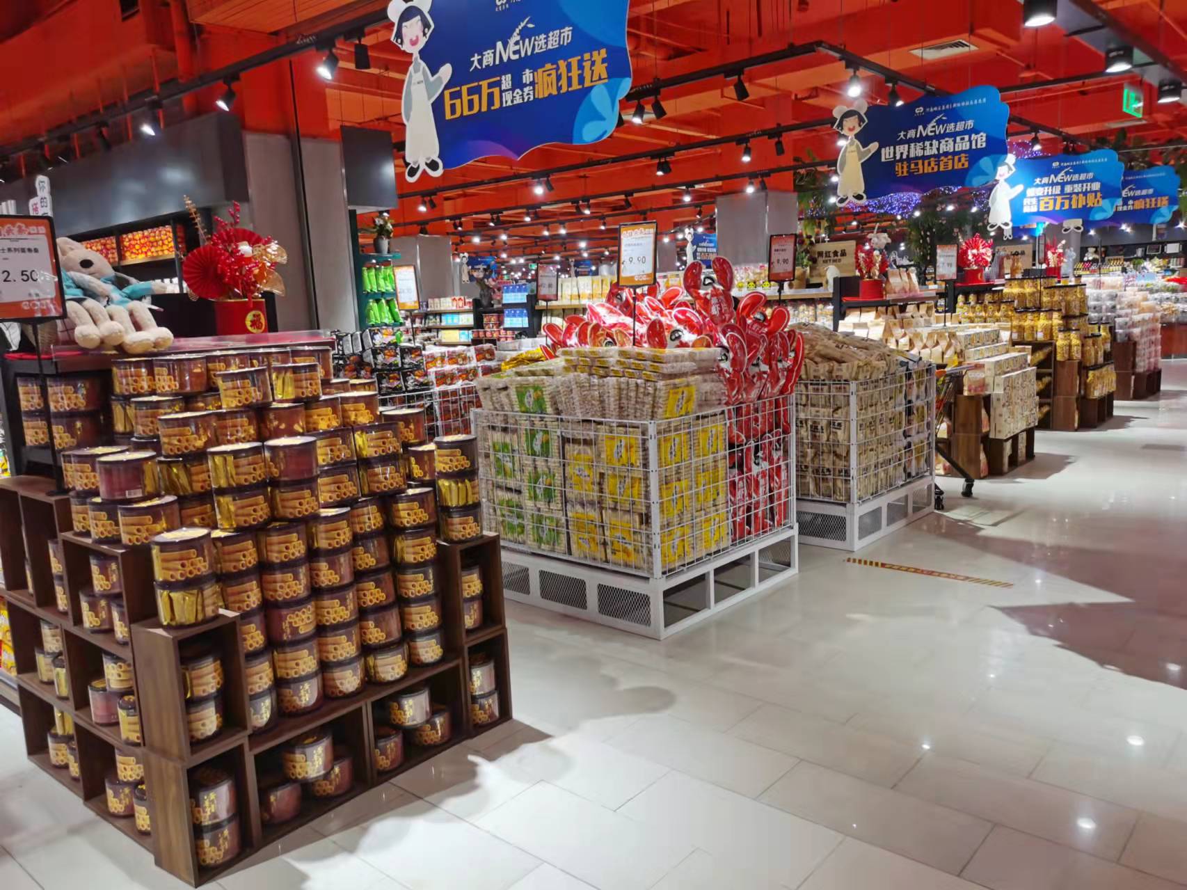 新玛特超市零食区货架