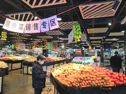 如何保持蔬菜水果货架的整洁和有序？